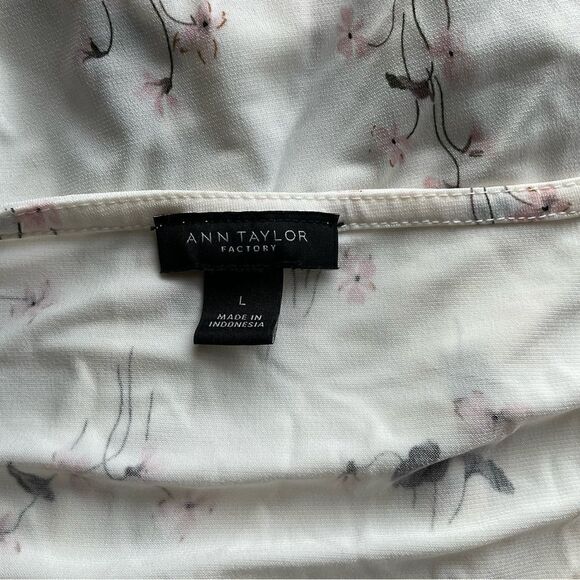Ann Taylor Factory Ivory Floral Top V-Neck Knot Keyhole Front - L Large - Picture 4 of 6